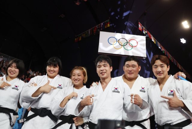 The South Korean judo team poses after winning the bronze medal in judo's mixed team event at the Paris Olympics at Champ-de-Mars Arena in Paris on Saturday. (Yonhap)