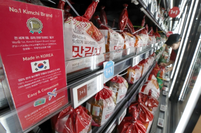 Kimchi products are displayed for sale at a Seoul mart. (Newsis)