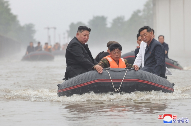 North Korean leader Kim Jong-un (left) inspects flood-hit areas in Sinuiju, North Pyongan Province, in this undated photo provided by the North's official Korean Central News Agency on Wednesday. (Yonhap)