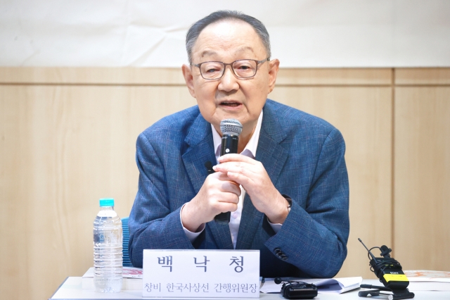 Paik Nak-chung, an emeritus professor at Seoul National University, speaks during a press conference in Seoul, in July. (Yonhap)