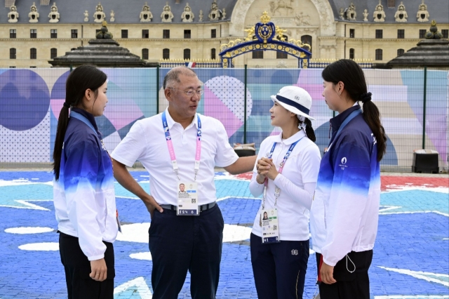 Hyundai Motor Group Executive Chair and President of Korea Archery Association Chung Euisun (second from left) talks to South Korean national archers including Jeon Hun-young (second from right) at the Invalides Stadium on Saturday. (Korea Archery Association)