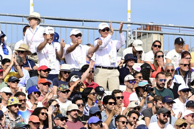 Hyundai Motor Group Executive Chair Chung Euisun gives two thumbs up as he cheers on the South Korean archers competing in the round of 16 at the Olympic Games in Paris on Saturday. (Korea Archery Association)