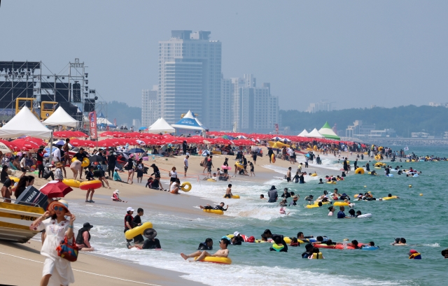 A crowd of visitors are spotted at Gyeongpo Beach in Gangneung, Gangwon Province, as the city's temperatures reached as high as 31 degrees Celsius on Sunday. (Yonhap)