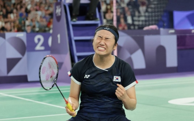 An Se-young of South Korea celebrates her win over Gregoria Mariska Tunjung of Indonesia in their women's singles badminton semifinal match at the Paris Olympics at La Chapelle Arena in Paris on Sunday. (Yonhap)