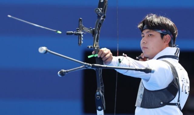 Lee Woo-seok of South Korea competes in the bronze medal match of the men's individual archery event at the Paris Olympics at Invalides in Paris on Sunday. (Yonhap)