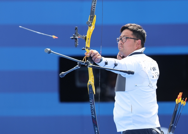 Kim Woo-jin of South Korea competes in the final of the men's individual archery event at the Paris Olympics at Invalides in Paris on Sunday. (Yonhap)