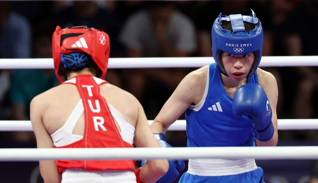 Im Ae-ji of South Korea (right) fights Hatice Akbas of Turkiye in the semifinals of the women's 54-kilogram boxing event at the Paris Olympics at North Paris Arena in Paris on Sunday. (Yonhap)