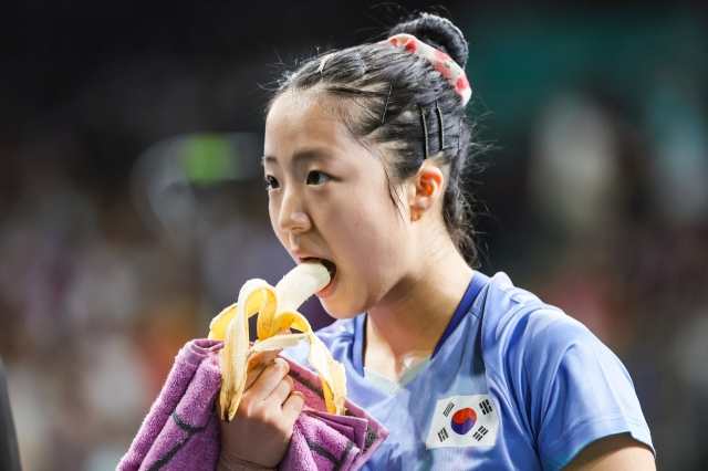 Shin Yu-bin eats a banana ahead of her match against China's Chen Meng in the women's singles semifinals at the 2024 Paris Olympics held in Paris, France, on Friday. (Yonhap)