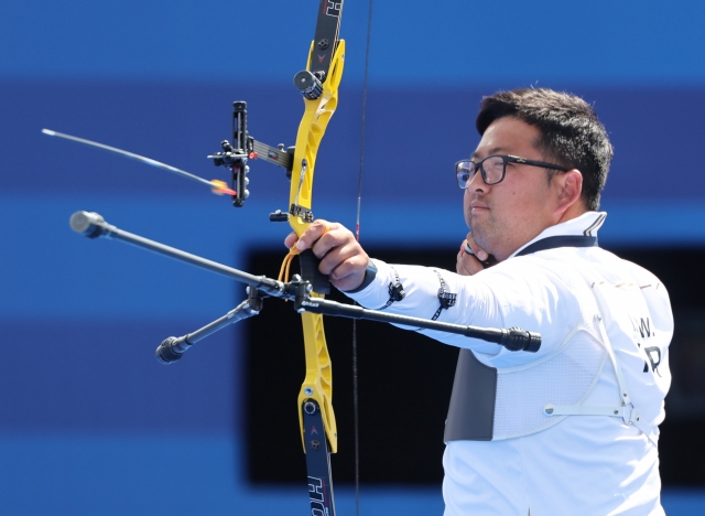 Kim Woo-jin competes at the men's individual archery event at the Paris Olympics at Invalides in Paris on Sunday. (Yonhap)