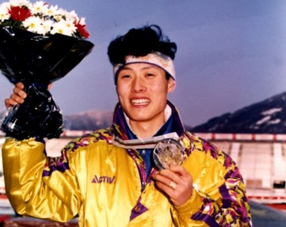 Speed skater Kim Yoon-man holds a silver medal at the 1992 Albertville Winter Olympics. (Korean Sport & Olympic Committee)