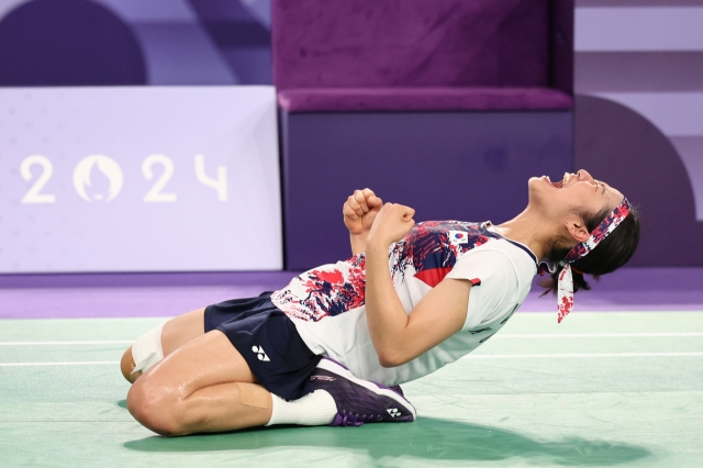 Ahn hn Se-young celebrates after winning the finals of the women's singles event in badminton of the Paris Olympics at the Porte de La Chapelle Arena in Paris on Monday. (Yonhap)