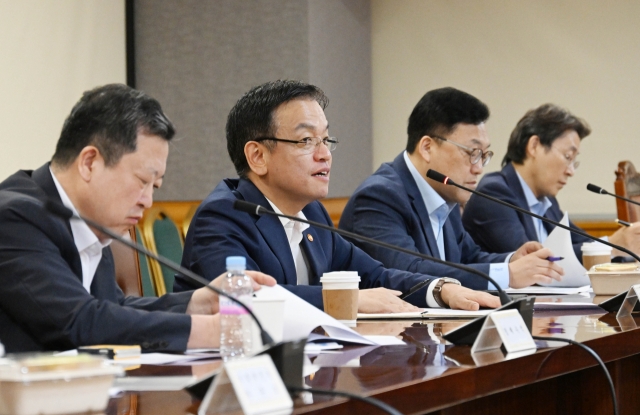 Finance Minister Choi Sang-mok (2nd from left) speaks during an emergency meeting on the economy and financial markets in Seoul on Tuesday, in this file photo provided by the finance ministry. (Yonhap)