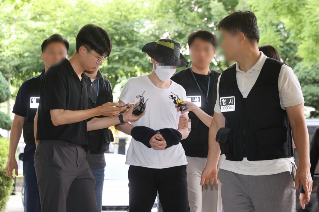 A 38-year-old man, surnamed Baek, attends a court hearing on Thursday, at the Seoul Western District Court regarding an arrest warrant sought for him for slashing a neighbor to death with a Japanese longsword. (Yonhap)