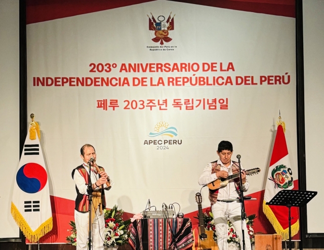 Artists perform Peruvian music during Peru's Independence Day at Four Seasons Hotel at Jongno-gu in Seoul on Thursday. (Sanjay Kumar/ The Korea Herald)