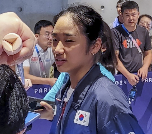 An Se-young speaks to the media following the finals of the women's singles badminton event at the Paris Olympics at Porte de La Chapelle Arena in Paris on Monday. (Yonhap)