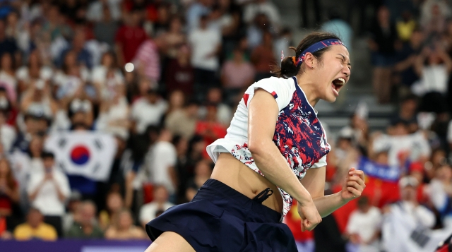 Ahn Se-young celebrates after winning the gold medal in the women's singles badminton event at the Paris Olympics at Porte de La Chapelle Arena in Paris on Monday. (Yonhap)