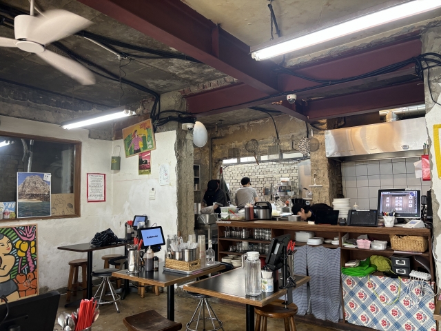 Open kitchen inside the restaurant Nampark in Namyeoung-dong, Seoul (Kim Da-sol/The Korea Herald)