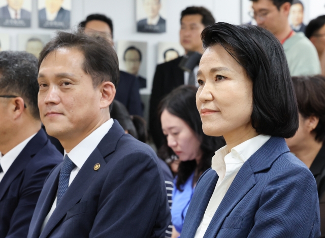 Lee Jin-sook (right), chief commissioner of the Korea Communications Commission, and its commissioner Kim Tae-kyu, appear at an inauguration ceremony in KCC headquarters in Gwacheon, Gyeonggi Province, Wednesday. (Pool photo via Yonhap)