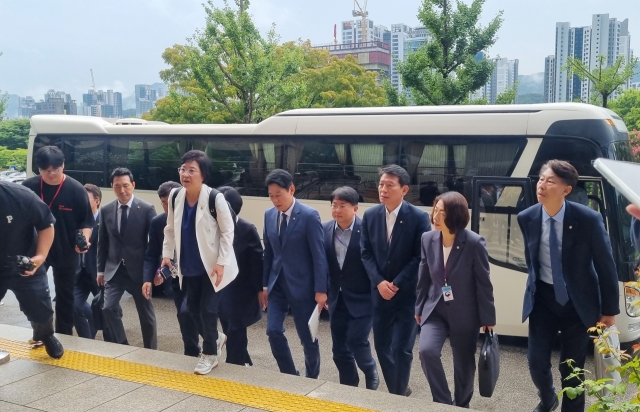 Democratic Party of Korea lawmakers including Rep. Kim Hyun appear the Korea Communications Commission headquarters in Gwacheon, Gyeonggi Province on Thursday to inspect any irregularities in the process of nominating new directors of KBS and MBC's key shareholder last week. (Yonhap)