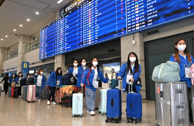 Filipina workers participating in the pilot program for Filipina childcare workers arrive at Incheon International Airport on Tuesday. (Yonhap)