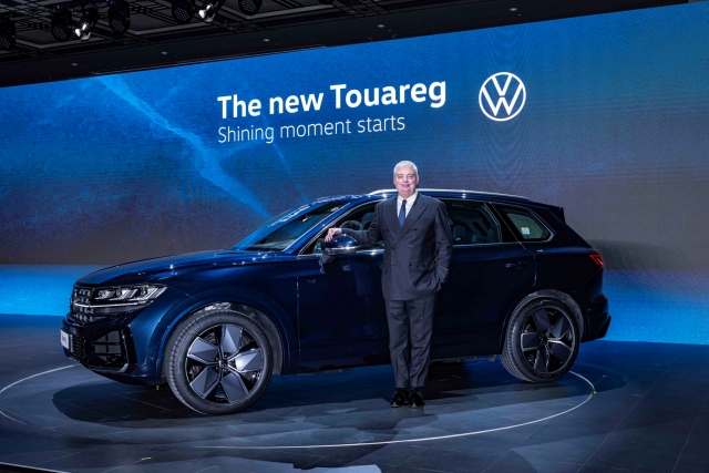 Till Scheer, CEO of Volkswagen Group Korea, poses with the new Touareg during the launch ceremony at Grand Hyatt Seoul on Tuesday. (Volkswagen Group Korea)