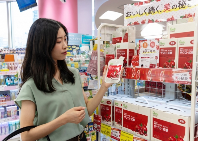 A Japanese consumer examines JungKwanJang's red ginseng product at a Welcia store in Shinjuku, Japan. (Korea Ginseng Corp.)