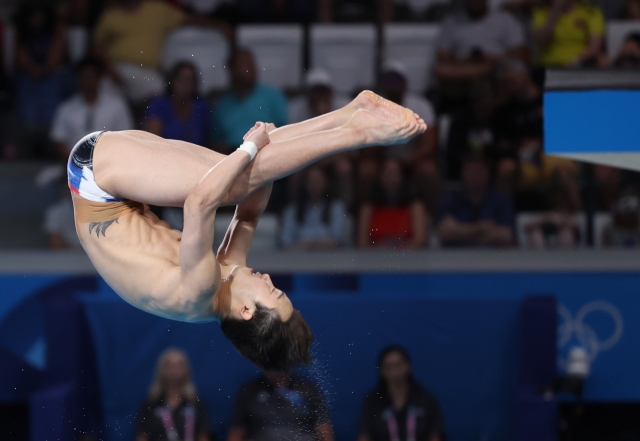 Woo Haram of South Korea competes in the preliminary for the men's 3-meter springboard diving event at the Paris Olympics at the Aquatics Centre in Saint-Denis, France, on Tuesday. (Yonhap)