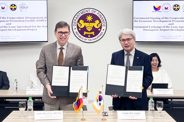 Yoon Hee-sung (right), chairman and CEO of Eximbank, and Ralph G. Recto, secretary of the Philippine Department of Finance, pose for a photo after signing a loan agreement in Manila, the Philippines, Wednesday. (Eximbank)