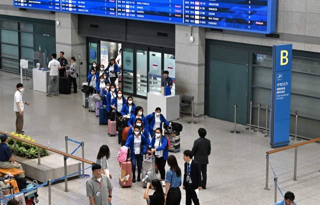 Filipina caregivers arrive at Incheon International Airport, Tuesday as part of the pilot project in which they will provide child care to local families. (Yonhap)