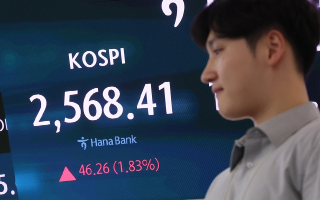 An electronic board showing the Korea Composite Stock Price Index at a dealing room of the Hana Bank headquarters in Seoul on Wednesday. (Yonhap)