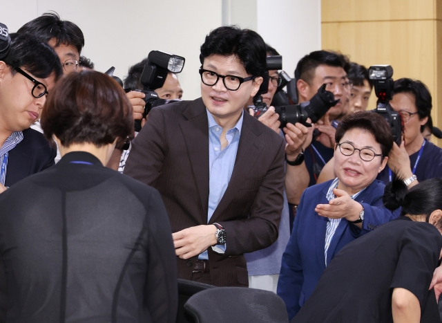 People Power Party Chair Han Dong-hoon (third from left, front) is seen at a debate session at the National Assembly Wednesday. (Yonhap)