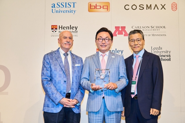 Mirae Asset Financial Group Chairman Park Hyeon-joo (center), Academy of International Business Fellows Dean Tamer Cavusgil (left) and AIB Fellow Professor Park Seung-ho (right) pose for photos at the annual AIB gathering held at a Seoul hotel on July 3. (Mirae Asset Securities)