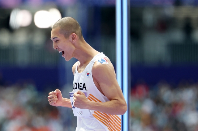 High jump medal contender Woo Sang-hyeok cheers after clearing 2.27 meters in the qualification at Stade de France in Saint-Denis, north of Paris on Wednesday. (Yonhap)