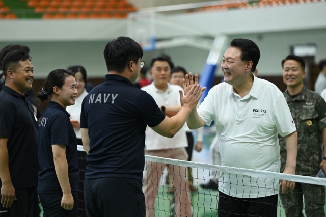 President Yoon Suk Yeol (right) shakes hand with a Navy personnel at a naval base in Changwon, South Gyeongsang Province on Wednesday. (Yonhap)