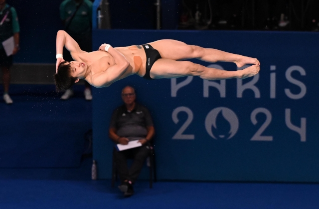 Diving medal hopeful Woo Ha-ram dives at the at the Aquatics Centre in Saint-Denis, north of Paris on Wednesday. (Yonhap)