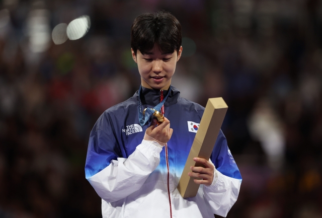 Park Tae-joon of South Korea looks at his gold medal won in the men's -58-kilogram taekwondo event at the Paris Olympics at Grand Palais in Paris on Wednesday. (Yonhap)