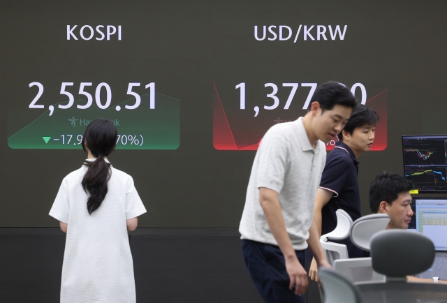 An electronic board showing the Korea Composite Stock Price Index at a dealing room of the Hana Bank headquarters in Seoul on Thursday. (Yonhap)