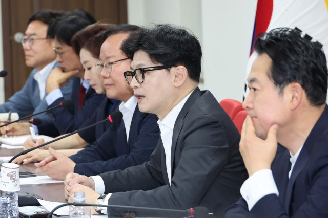 Han Dong-hoon (2nd from right), leader of the ruling People Power Party, speaks during a supreme council meeting at the party's office in Seoul on Thursday. (Yonhap)