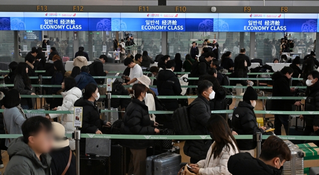 This photo shows passengers at Terminal 1 of Incheon Airport. (Im Se-jun/The Korea Herald)