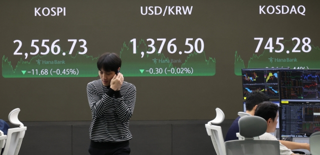 An electronic board showing the Korea Composite Stock Price Index at a dealing room of the Hana Bank headquarters in Seoul on Thursday. (Yonhap)