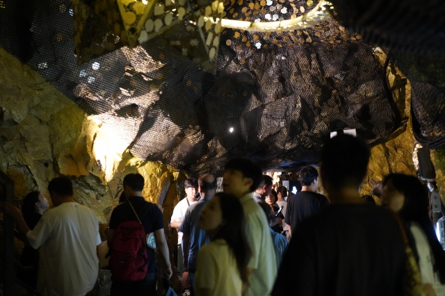 Visitors tour Gwangmyeong Cave in Gwangmyeong, Gyeonggi Province, Tuesday. (Lee Si-jin/The Korea Herald)