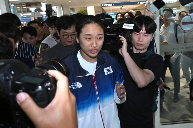 South Korean badminton player An Se-young leaves Incheon International Airport on Wednesday after returning home with the women's singles gold medal from the Paris Olympics. (Yonhap)