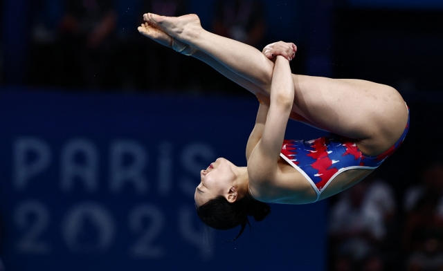 Kim Su-ji competes in the women's 3-meter springboard semifinal at the Paris Olympics on Thursday. (Reuters-Yonhap)