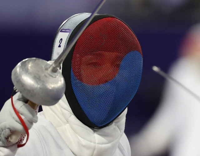 Jun Woong-tae competes during the men's fencing ranking round of the modern pentathlon event at the Paris Olympics at North Paris Arena in the French capital on Thursday. (Yonhap)