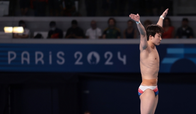 Woo Ha-ram performs during the final of the men's 3-meter springboard diving event at the Paris Olympics at the Aquatics Centre in Saint-Denis, France, Thursday. (Yonhap)