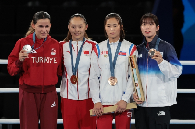 (from left) Turkish boxer Hatice Akbas, Chinese boxer Chang Yuan, North Korean boxer Pang Chol-mi and South Korean boxer Im Ae-ji (Yonhap)