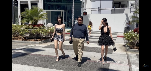 Hybe Chairman Bang Si-hyuk is spotted in Los Angeles with livestreamer Seyeon (left) and her older sister in July (YouTube)