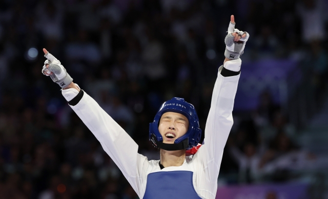 South Korea's Kim Yu-jin cheers after winning the finals of the women's -57-kilogram taekwondo event at the Paris Olympics at Grand Palais in Paris on Thursday. (Yonhap)