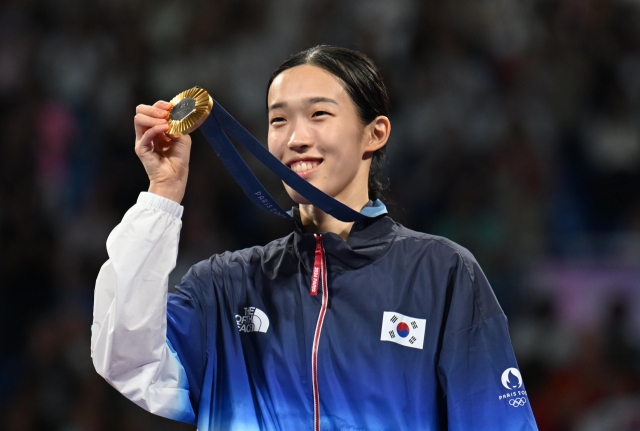 South Korea's Kim Yu-jin poses with her gold medal at the medal ceremony of the women's -57-kilogram taekwondo event at the Paris Olympics at Grand Palais in Paris on Thursday. (Yonhap)