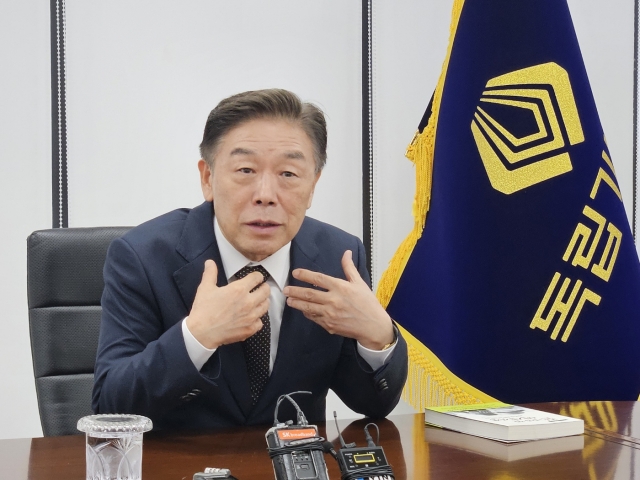 Kim Hyung-seok, who recently took office as the director of the Independence Hall of Korea, speaks during a press conference held at the national museum in Cheonan on Thursday. (Yonhap)